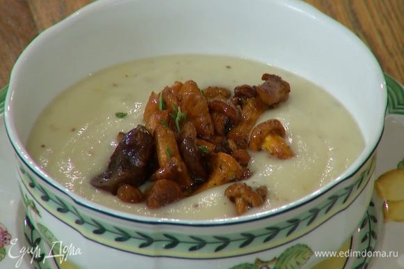 Разлить суп в тарелки, добавить по 1–2 ст. ложки обжаренных лисичек с каштанами, посыпать оставшимися листьями тимьяна.