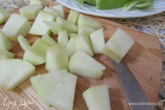 Яблоко порезать кусочками.