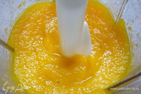 Запеченную тыкву пробить в блендере с добавлением лимонного сока.