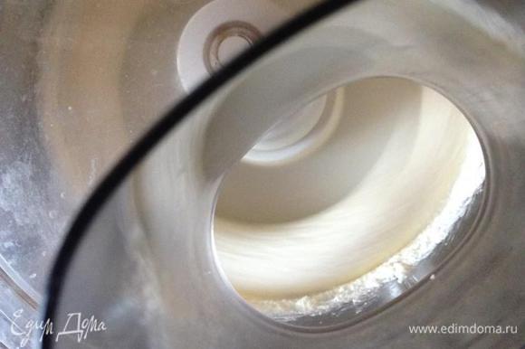 Сливочное масло взбить с сахаром до пышной массы, добавить ванильный экстракт. Не прекращая взбивать, в маcляную массу добавить тонкой струйкой (или небольшими порциями) теплую кефирно-кофейную смесь.
