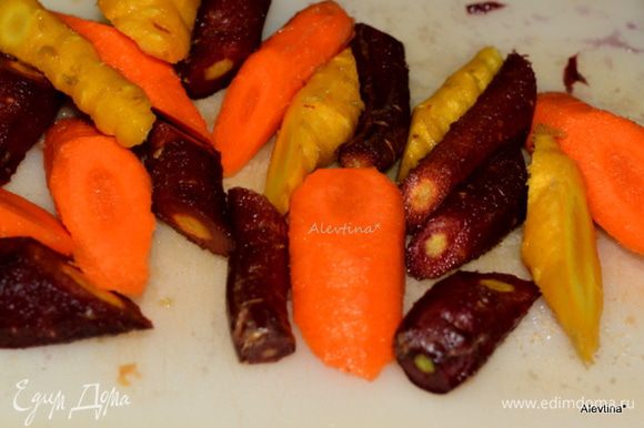 Морковь три вида очистить и порезать.