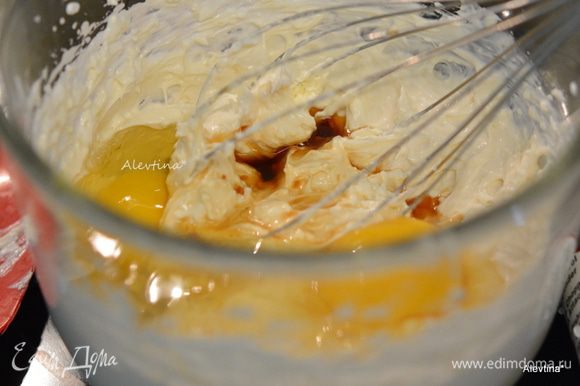 Взбить сливочный сыр, сахар, сметану, муку примерно 3 минуты. Затем добавить ванильный экстракт и яйца, все взбить до однородной массы. Разделить на 2 половины.