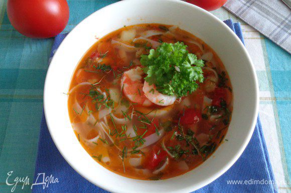 Можно добавить лапшу к супу, а можно разложить ее по суповым пиалам и сверху налить суп. Делайте как вам удобнее.
