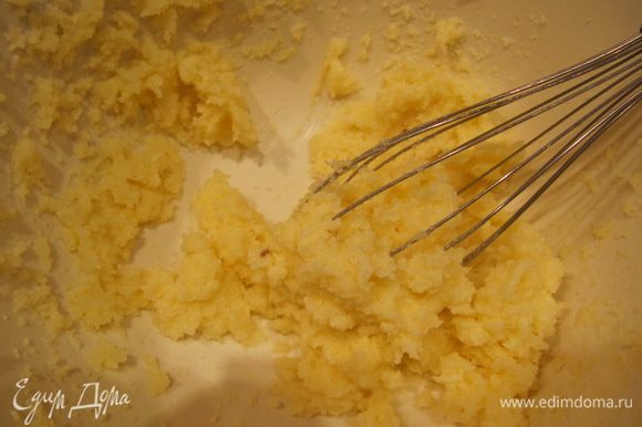 Размягченное сливочное масло взбить с сахаром. Добавить щепотку соли и яйца. Яйца добавлять по одному. После добавления каждого яйца смесь хорошенько взбивать массу до однородной светлой массы.