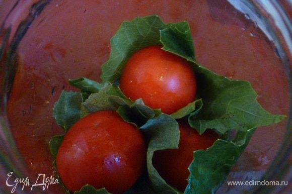 На дно литровой баночки кладем 2 листика и сверху на них помидоры в листьях.