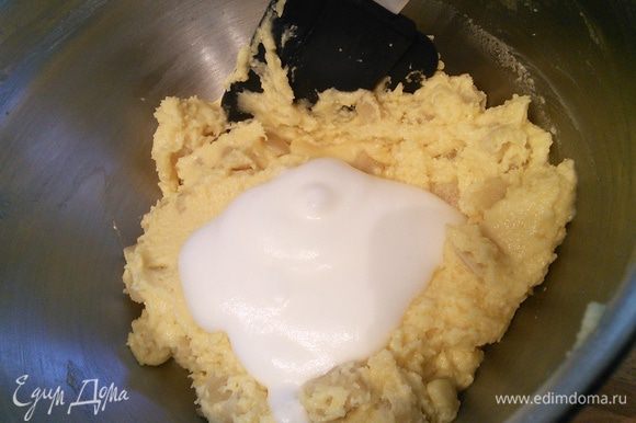 Введите белки в несколько приемов в тесто и аккуратно вымешайте. Разъемную форму в 26 см в диаметре смажьте маслом и присыпьте мукой.