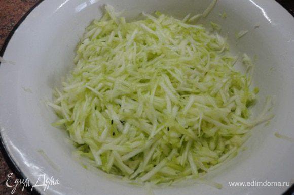 Цукини натереть на терке, добавит 1/2 ч. ложки соли, перемешать и оставить на 10 минут, чтобы выделился сок. Сыр натереть на терке, снять цедру с 1 лимона.