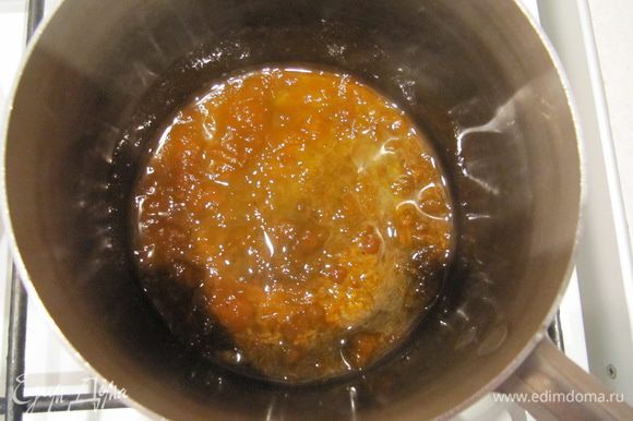 Приготовить абрикосовую пропитку. Абрикосовый джем соединить с водой, размешать и нагреть до теплого состояния.