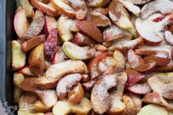 Плотно уложить нарезанные яблоки на противень, посыпать их корицей, лимонной кислотой и сахаром (около 50 г оставить на окончательную посыпку), хорошенько перемешать. Поставить в разогретую до 180-200 градусов духовку, на 25 минут.