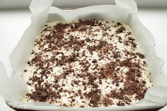 Сверху сливочный слой и посыпать тертым шоколадом.
