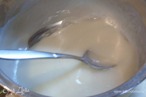 Молоко доведите до кипения, добавьте разведенный агар-агар и снова доведите до кипения.