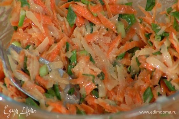 Приготовить тесто для драников: к картофелю добавить морковь, зеленый лук, яйцо, муку, соль, все вымешать и дать массе постоять 5 минут.