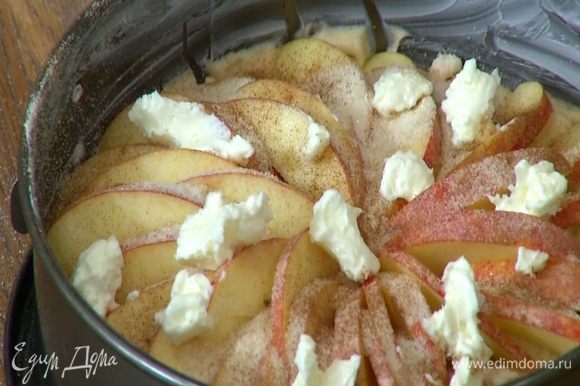 Оставшееся сливочное масло порезать кусочками и разложить сверху на яблочные дольки.