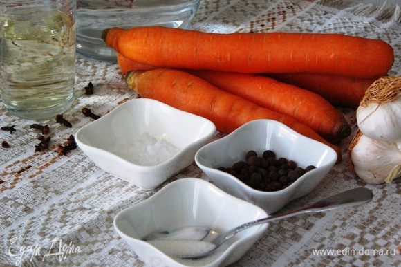Подготовим ингредиенты. Они указаны с расчетом на одну литровую банку. Нам понадобится примерно пять довольно крупных морковок. Моем, чистим, очищаем чеснок.
