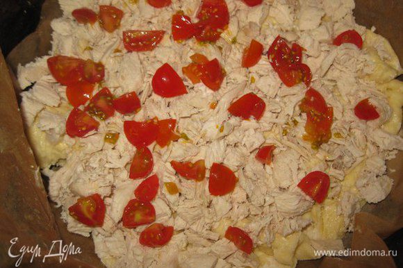 Выложить начинку: курицу, лук и порезанные помидоры черри. Штук 8-10 черри оставить для украшения.