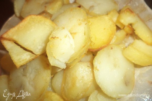 Картофель очистить от кожуры, нарезать кружочками. На оставшемся растительном масле обжарить кружочки картофеля до румяной корочки.
