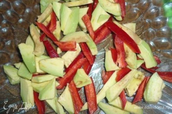 Перец болгарский и авокадо очистим и режем дольками.