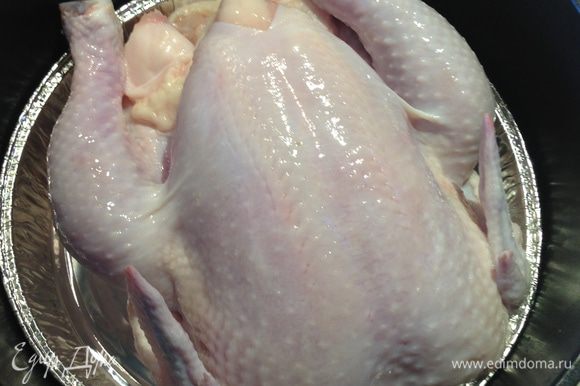 В форму выкладываем настоявшуюся в соленом растворе курицу грудкой вверх.