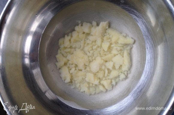 В другой миске соединить картофельное пюре и теплую воду.