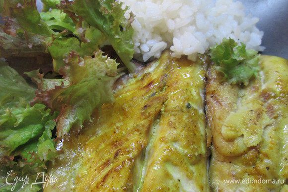 Золотая рыбка готова! Можно подавать на стол, уложив на большое блюдо, украсив зеленью салата. Можно сразу подать в порционных тарелках с зеленью и рисом.