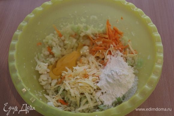 С помощью погружного блендера (или просто ножом) измельчить капусту, добавить натертую морковь, яйца, сыр, муку, слегка посолить.