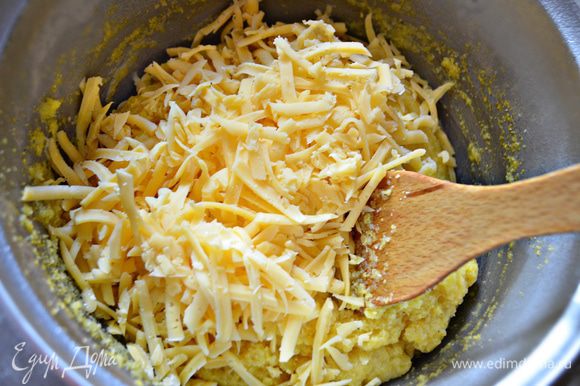 Сыр натереть на крупной терке и вместе со сливочным маслом добавить в поленту, хорошо перемешать.