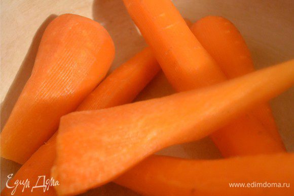 Морковь очищаем и моем.