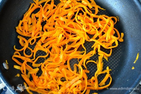 А в сковороду добавить еще ложку масла и выложить подготовленную морковь. Пассеровать ее на среднем огне, посыпав также солью и сахаром, в течение 3 минут. Готовую морковь тоже выложить на тарелку.