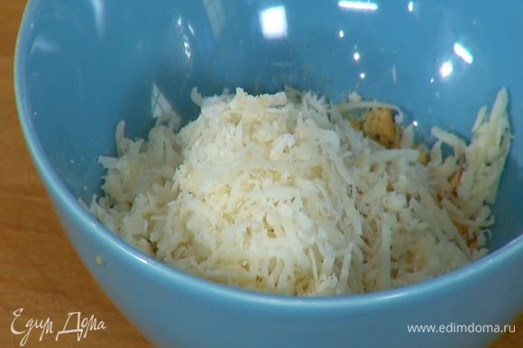 Сыр натереть на мелкой терке и перемешать с измельченными сухарями.