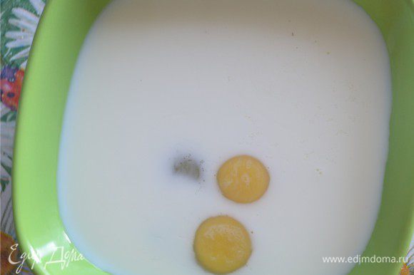 В миске взбить молоко и 2 яйца.