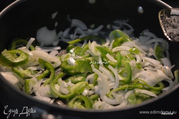 Добавить масло и обжарить нарезанные тонко овощи - лук, зеленый перец и чеснок.
