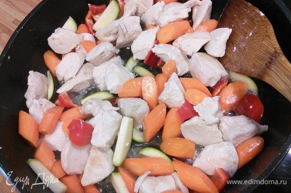 Добавить овощи и оба вида перца чили (остроту регулируйте по своему вкусу). Обжарить овощи в течении нескольких минут.