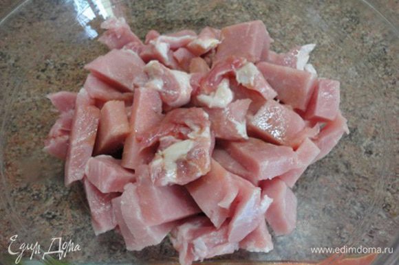 Мясо нарезать небольшими кусочками и замариновать в смеси 2 ст. л. соевого соуса и 2 ст. л. вина.