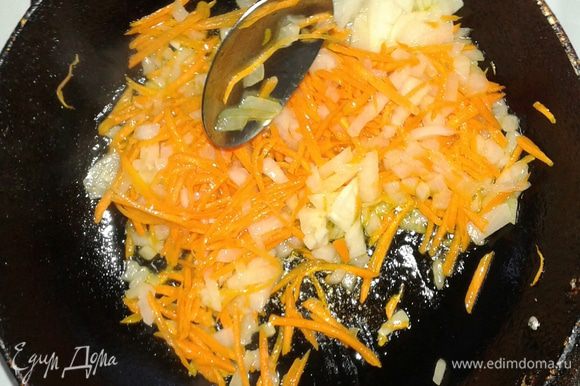 Тем временем обжариваем на растительном масле лук и морковь в течение 2-3 минут.
