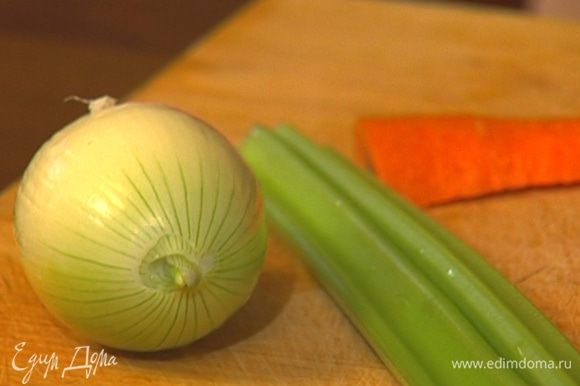 Морковь, луковицу и 1 зубчик чеснока почистить, крупно порезать и поместить в кастрюлю.