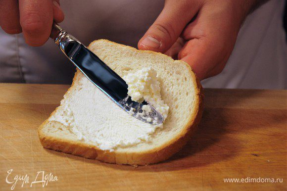 На ломтик хлеба "Геркулес" намазать творожный сыр.