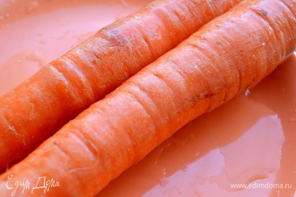 Морковь моем и очищаем.