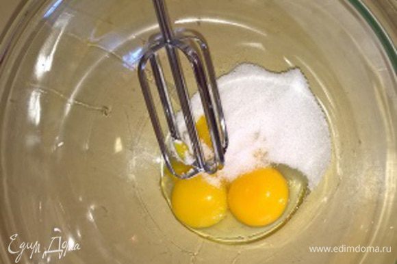 Яичные желтки взбиваем с сахаром до однородности. Затем соединяем их со сметаной, солью, сгущённым молоком и 2/3 порции орехов, тщательно перемешиваем. В отдельной сухой посуде взбиваем охлажденные белки в легкую пену.