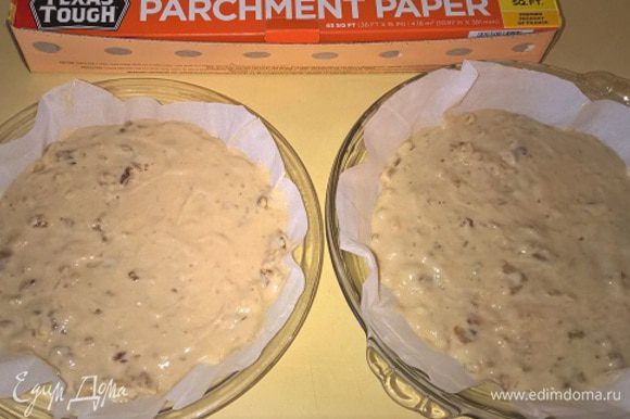 Полученную массу делим на 2 части и укладываем на пекарскую бумагу в формах для выпечки одинакового размера. Помещаем в духовку на 35-40 минут.