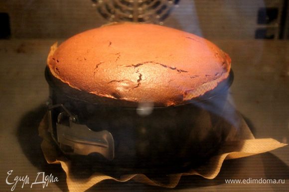 Поставьте в разогретую до 150°C духовку на 1 час. Пирог пойдет трещинками, так и должно быть (потом мы все замаскируем, перевернув пирог).
