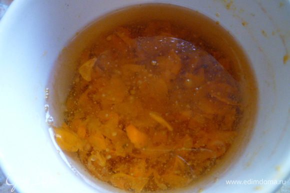 Жмых выкладываю в непрозрачную чашку и заливаю растительным маслом, закрываю крышкой и ставлю в темное место на неделю-полторы. Затем процедить. Это будет облепиховое масло.