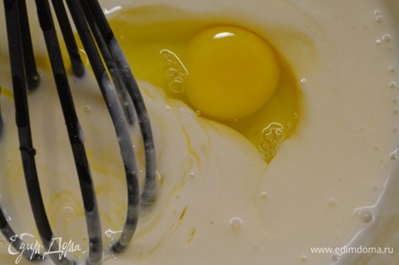 Разбить туда же яйца, посолить и перемешать. По желанию можно добавить 1 ст. л. сахара.