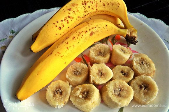 Бананы заранее делю на кружочки и замораживаю одним слоем, потом использую в смузи.