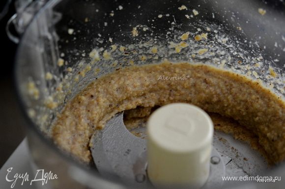 Измельчить орехи с сахаром, яйцом и 1 ст. л. сливочного масла, ванилин и соль. Образуется пастообразная масса.