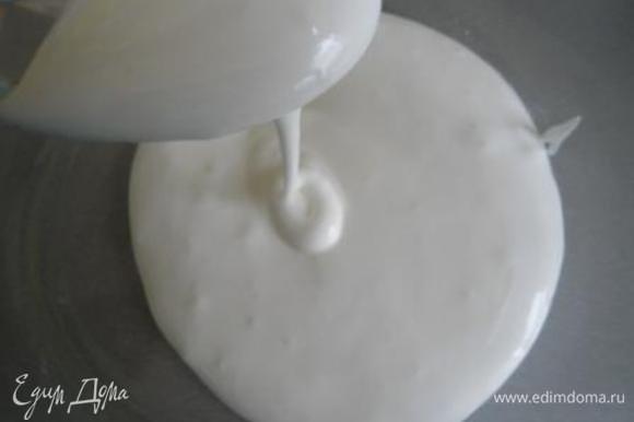 Духовку разогреть до 190 градусов. Взбиваем яичный белок с сахаром (или пудрой) и щепоткой соли до мягких пиков.