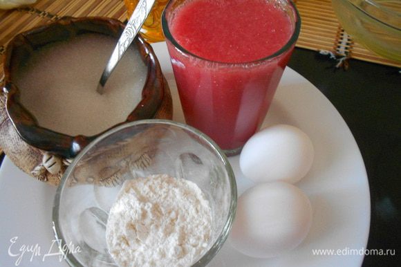 Для блинчиков на арбузном соке, необходимо. Сок арбуза, 2 яйца, 0,5 стакана муки, две столовые ложки сахара.