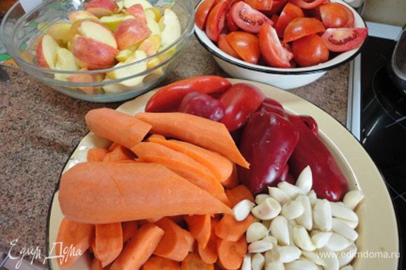 Все овощи помыть, перец очистить от семян и нарезать на кусочки, удобные для перемалывания на мясорубке. От цвета перца зависит цвет икры. Я предпочитаю использовать красный перец, чтобы икра была красивого оранжевого цвета.