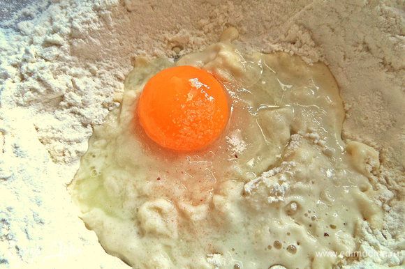 Отделяем желток от белка и отправляем его в тесто, добавляем соль гималайскую и сахара немного.