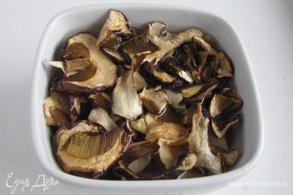 Замочить белые грибы в холодной воде примерно на два часа.