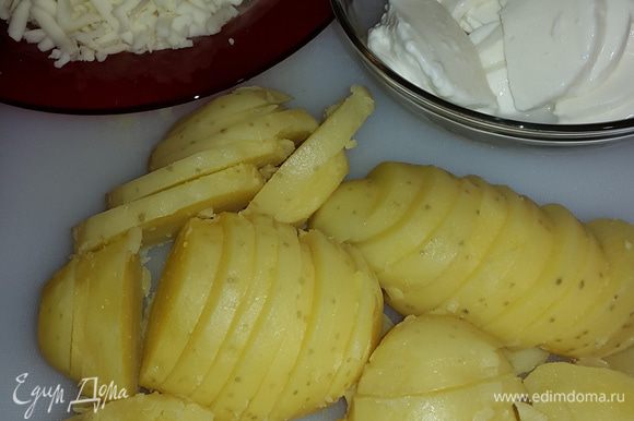 Картофель и моцареллу режем дольками, сыр натираем на крупной терке.